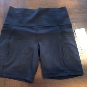 Athleta 7 inch salutation short powervita stash